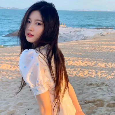 出墙红杏两家春